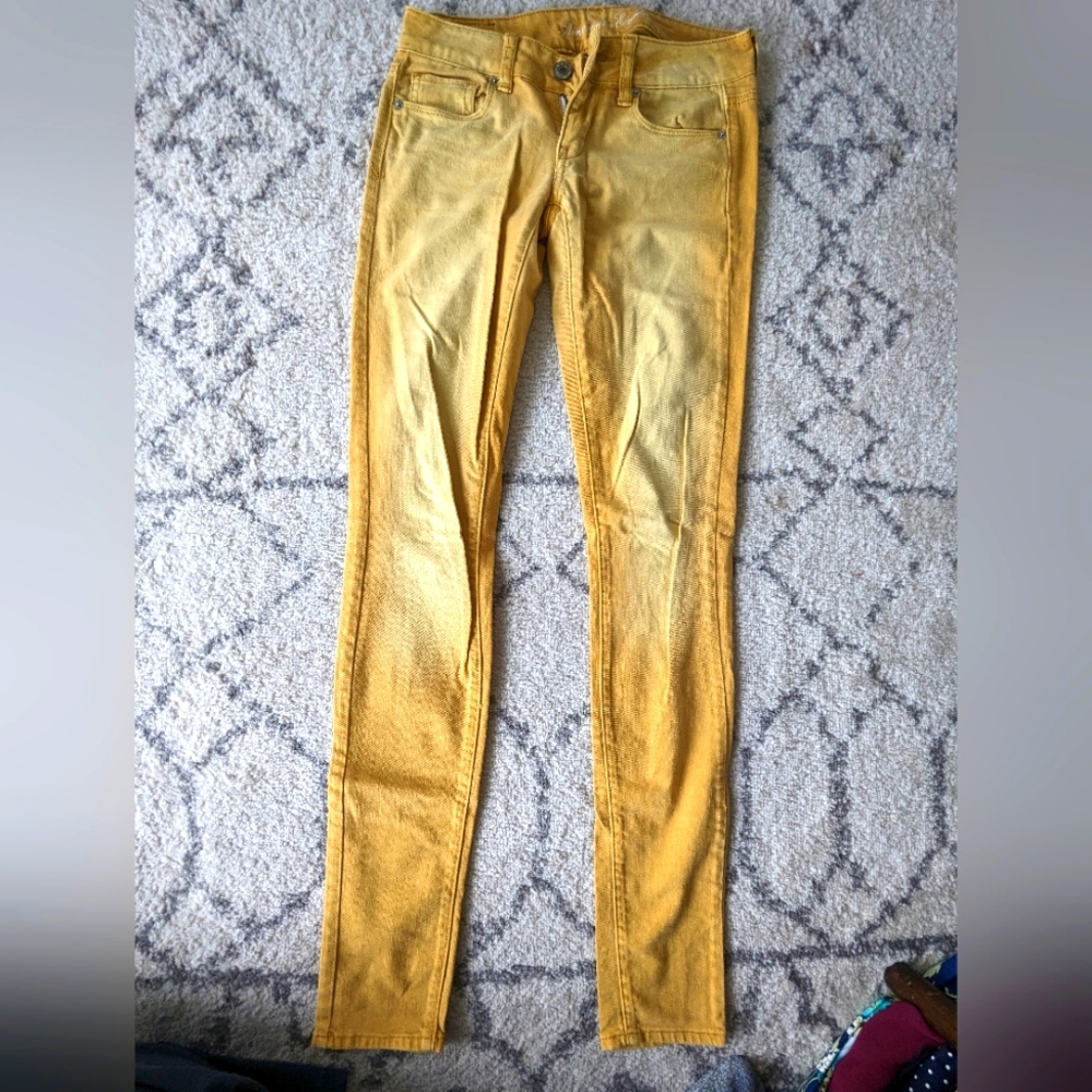 Yellow skinny jeans 💛